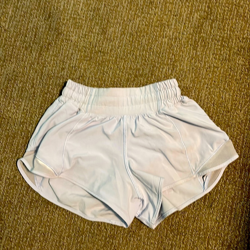 Light purple Lululemon Hottie Hot Low rise 2.5 Short Size 0